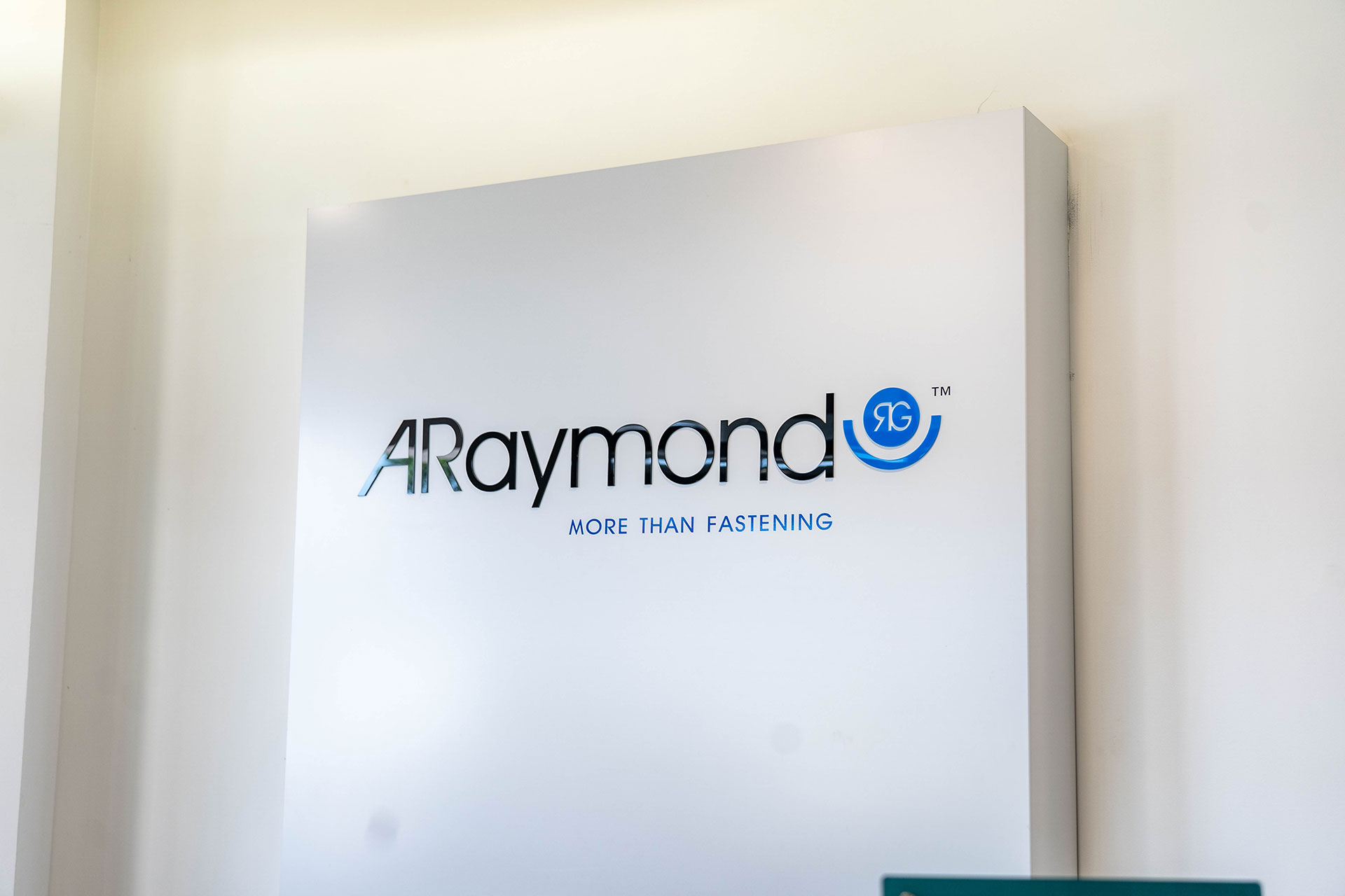 A-RAYMOND_Presentoir-sur-mesure_en-plexi-12