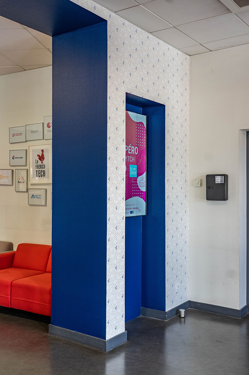 FRENCH-TECH-Grenoble-Alpes_HALL-ENTREE-Le-Totem-Grenoble_signaletique_40m²-5