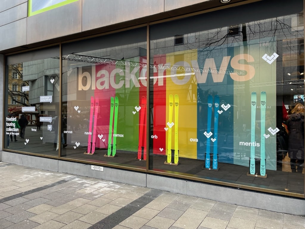 PLV-vitrine-Black-Crows
